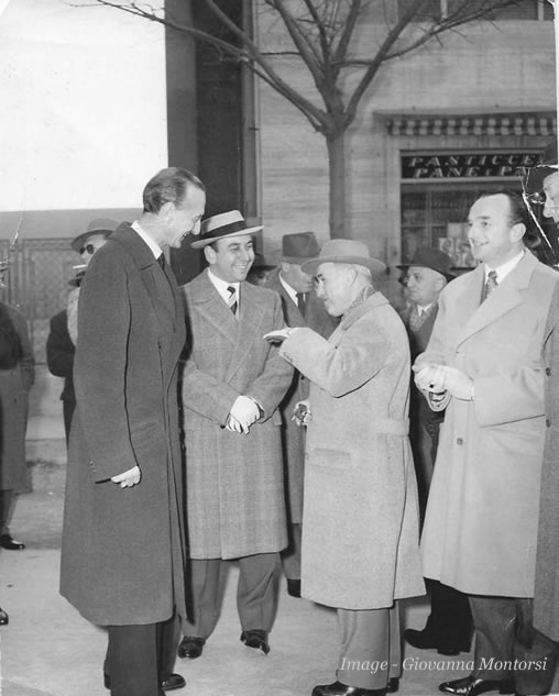 Inaugurazione ACI di Modena - Papà (con cappello bianco) Vicepresidente scherza con l'Ing.Orlandi, Presidente ACI